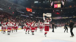 Jordan Staal zdvíha Stanley Cup po výhre nad Vegas.