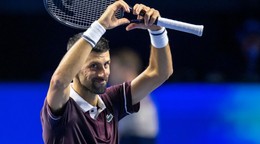 Srbský tenista Novak Djokovič sa raduje po skončení zápasu 1. kola mužskej dvojhry proti Francúzovi Ugovi Humbertovi.