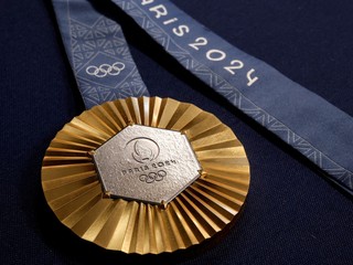 Zlatá medaila pre víťaza olympijských hier v Paríži 2024.
