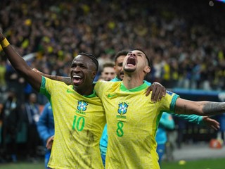 Vinicius Junior a Bruno Guimaraes oslavujú gól