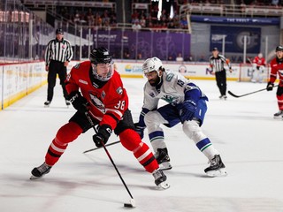 Slovenský hokejista Oliver Okuliar v drese Charlotte Checkers.