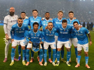 Hráči Neapola pózujú na spoločnej fotografii tímu pred začiatkom finálového zápasu Talianskeho superpohára.