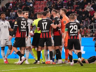 Hráči Trnavy a Slovana v šarvátke.