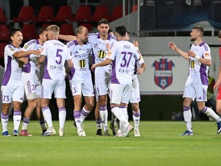 Hráči Komárna sa tešia z gólu počas odvetného barážového zápasu o Niké ligu medzi KFC Komárno - MFK Zvolen.