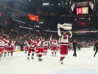 Jordan Staal zdvíha Stanley Cup po výhre nad Vegas.