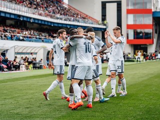 Futbalisti SK Sigma Olomouc oslavujú gól do siete Plzne.