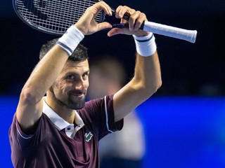 Srbský tenista Novak Djokovič sa raduje po skončení zápasu 1. kola mužskej dvojhry proti Francúzovi Ugovi Humbertovi.