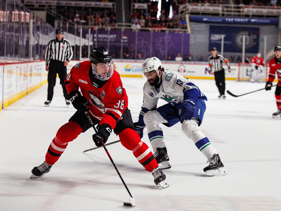 Slovenský hokejista Oliver Okuliar v drese Charlotte Checkers.