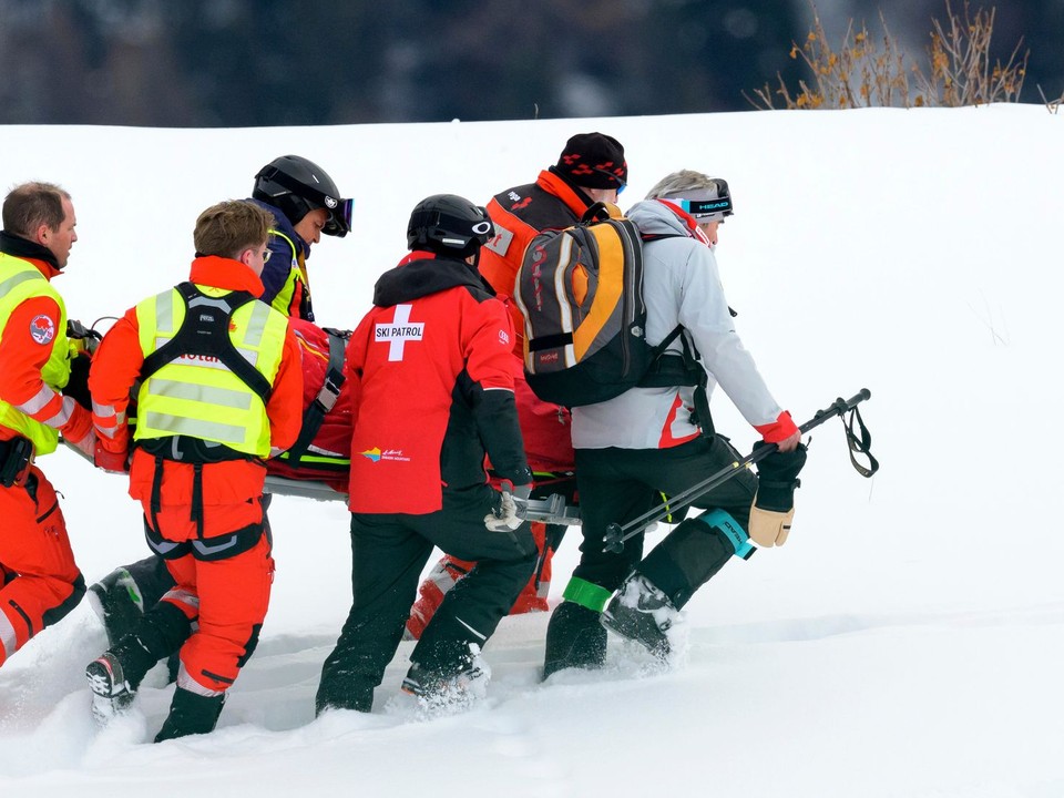 Švajčiarska lyžiarka Michelle Gisinová, ktorú odnášajú po páde do vrtuľníka.