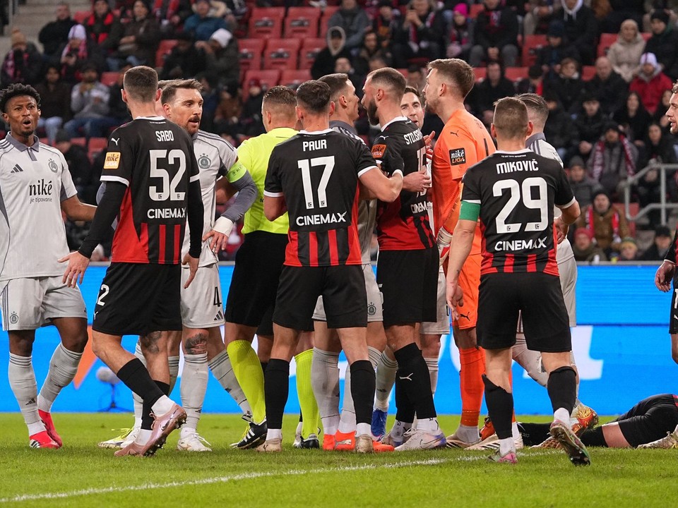 Hráči Trnavy a Slovana v šarvátke.