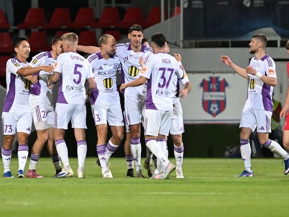 Hráči Komárna sa tešia z gólu počas odvetného barážového zápasu o Niké ligu medzi KFC Komárno - MFK Zvolen.