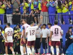 Španielski hráči mávajú fanúšikom po výhre nad Francúzskom 0:2.