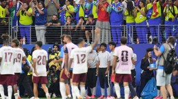 Španielski hráči mávajú fanúšikom po výhre nad Francúzskom 0:2.