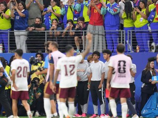 Španielski hráči mávajú fanúšikom po výhre nad Francúzskom 0:2.