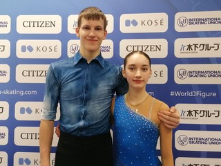 Laura Hečková a Alex Války po krátkom programe na MS juniorov v Debrecíne.