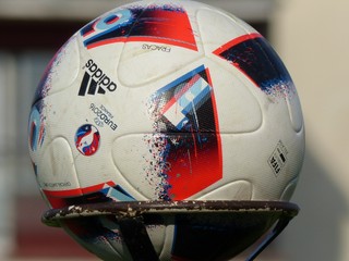 Futbalová lopta - ilustračná fotografia.