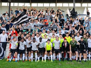 Spoločná fotka hráčov FC Petržalka s fanúšikmi po výhre nad bratislavským Interom v 27. kola MONACObet ligy.