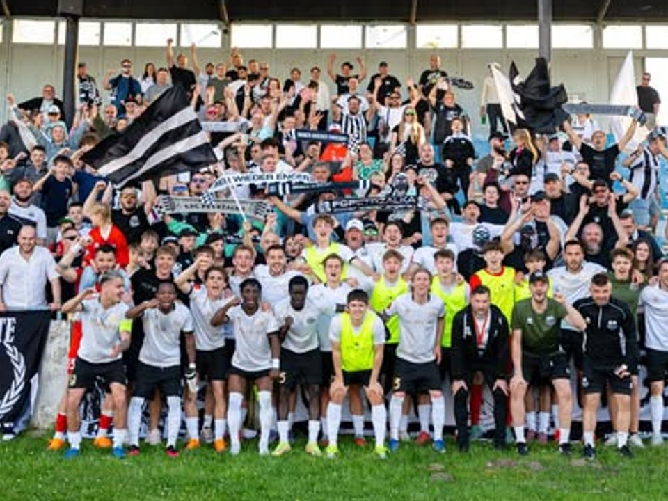 Spoločná fotka hráčov FC Petržalka s fanúšikmi po výhre nad bratislavským Interom v 27. kola MONACObet ligy.