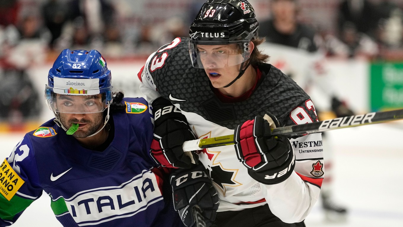 Kent Johnson (Kanada) a Dante Hannoun (Taliansko) na MS v hokeji 2022.