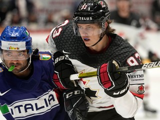 Kent Johnson (Kanada) a Dante Hannoun (Taliansko) na MS v hokeji 2022.