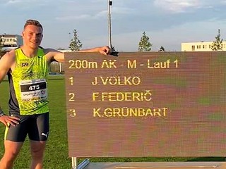 Ján Volko pózuje pred výsledkovou tabuľou po behu na 200 m v Eisenstadte.