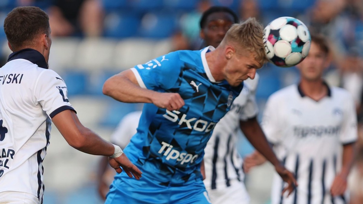 Slovenský futbalista Lukáš Letenay strieľa gól v drese FK Mladá Boleslav.