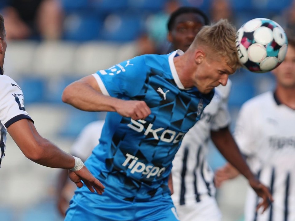 Slovenský futbalista Lukáš Letenay strieľa gól v drese FK Mladá Boleslav.