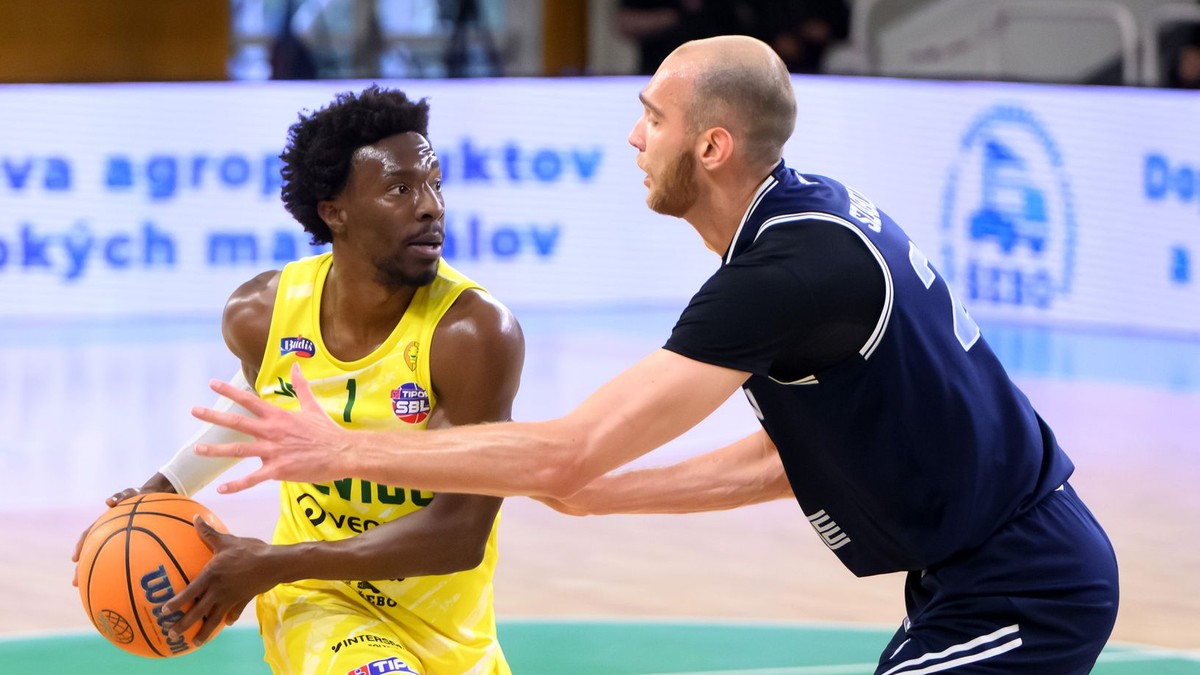 zľava Omotayo Jordan Ogundiran (Levice) a Milan Szabó (Bratislava