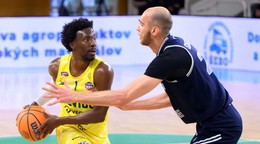 zľava Omotayo Jordan Ogundiran (Levice) a Milan Szabó (Bratislava