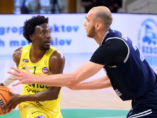 zľava Omotayo Jordan Ogundiran (Levice) a Milan Szabó (Bratislava