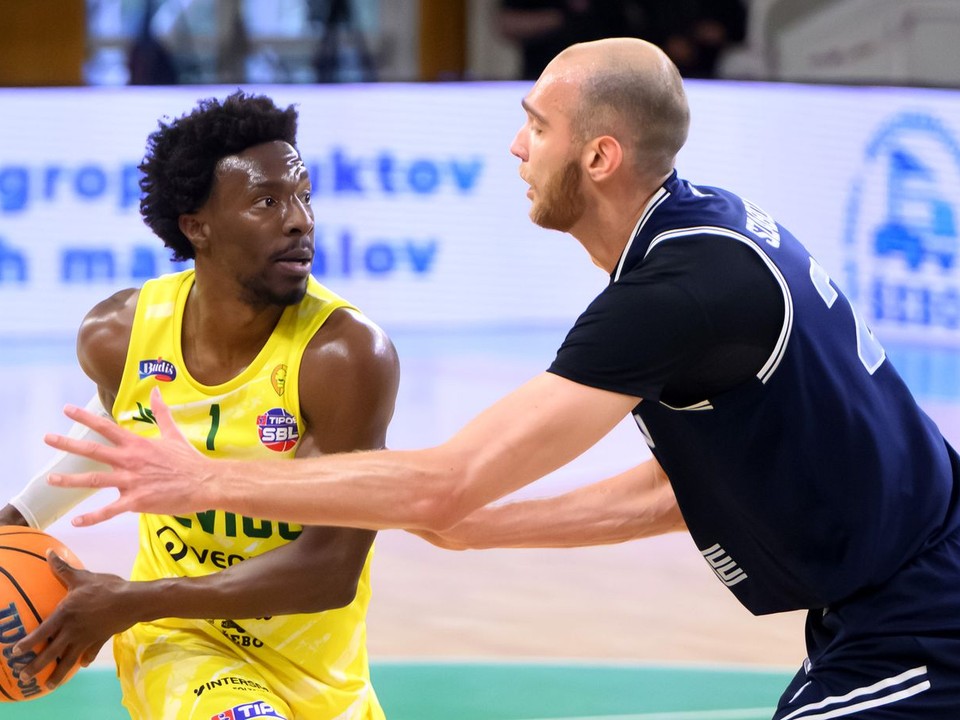 zľava Omotayo Jordan Ogundiran (Levice) a Milan Szabó (Bratislava