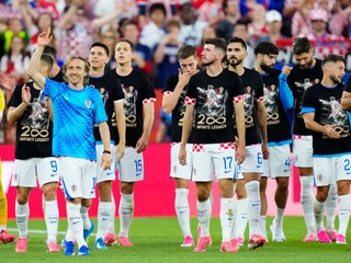 Luka Modrič (10) oslavuje so spoluhráčmi výhru nad Panamou na MS vo futbale 2026.