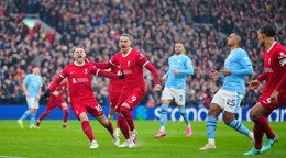 Alexis Mac Allister, left (vľavo) sa teší po strelenom góle v zápase 28. kola Premier league Liverpool FC - Manchester City.