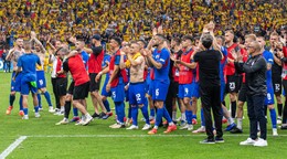 Slovenskí futbalisti oslavujú postup do osemfinále na EURO 2024.