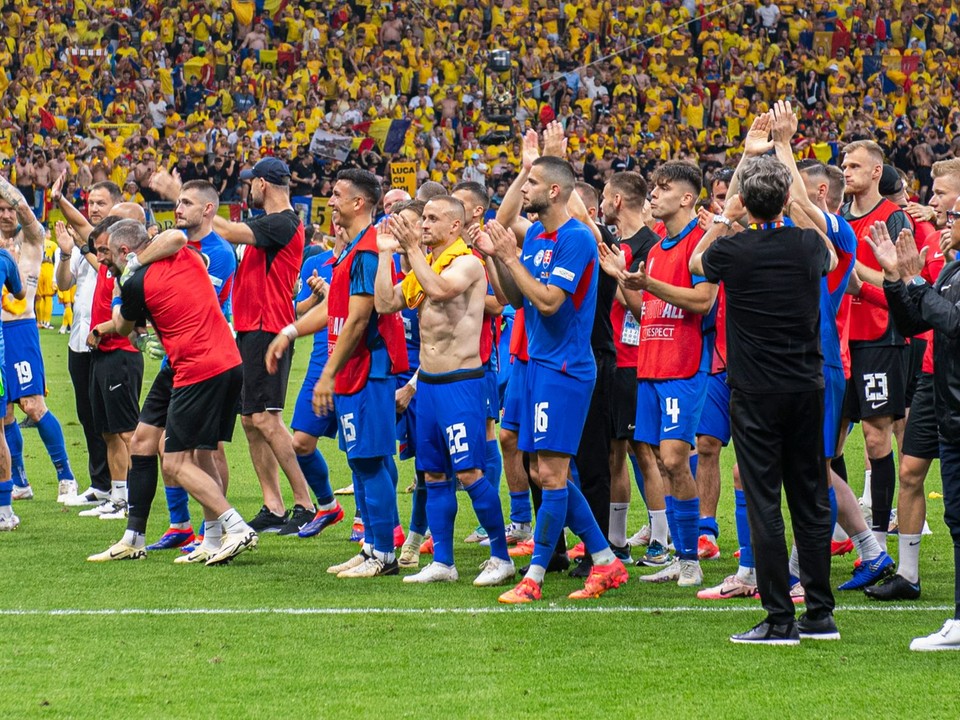 Slovenskí futbalisti oslavujú postup do osemfinále na EURO 2024.