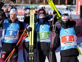 Víťazní nórski biatlonisti.