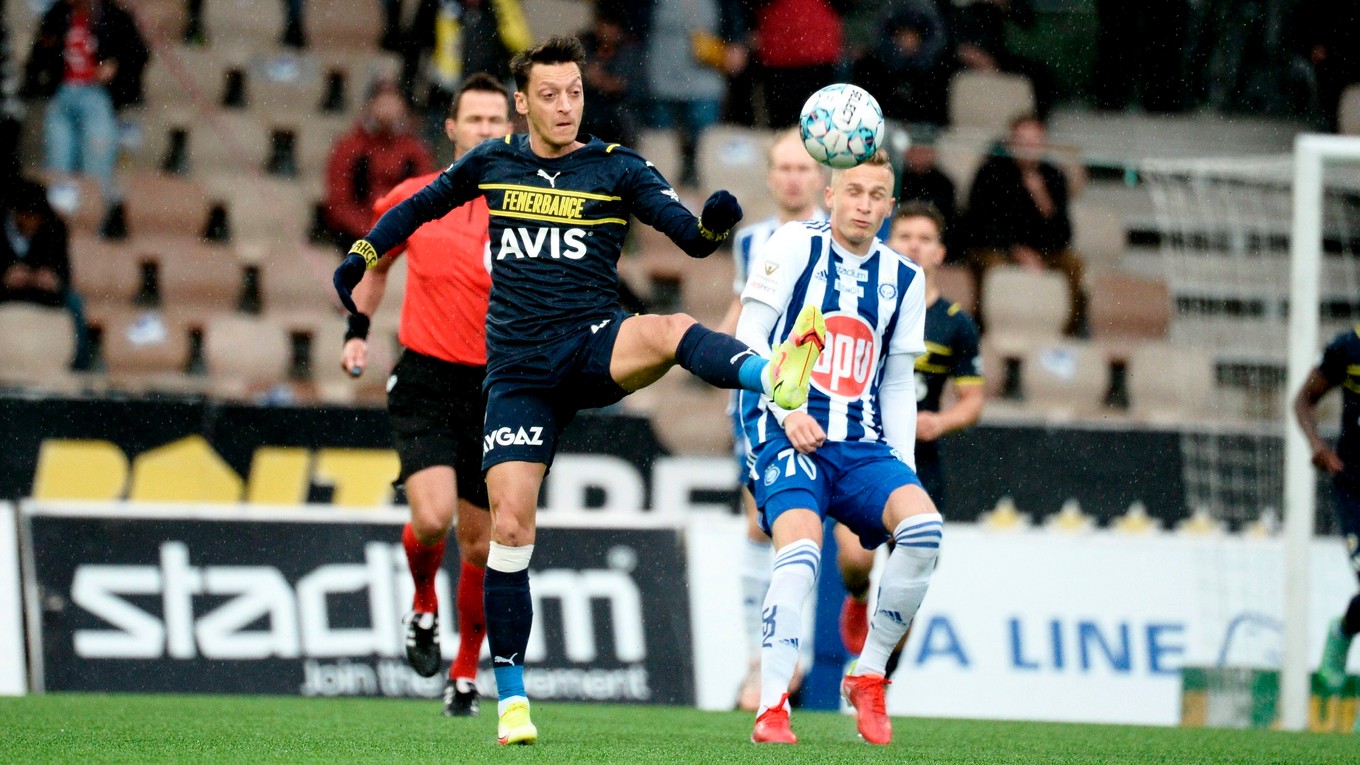 Mesut Özil (vľavo) v drese Fenerbahce Istanbul.