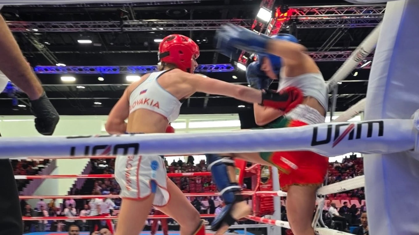 Lucia Cmárová (vľavo)