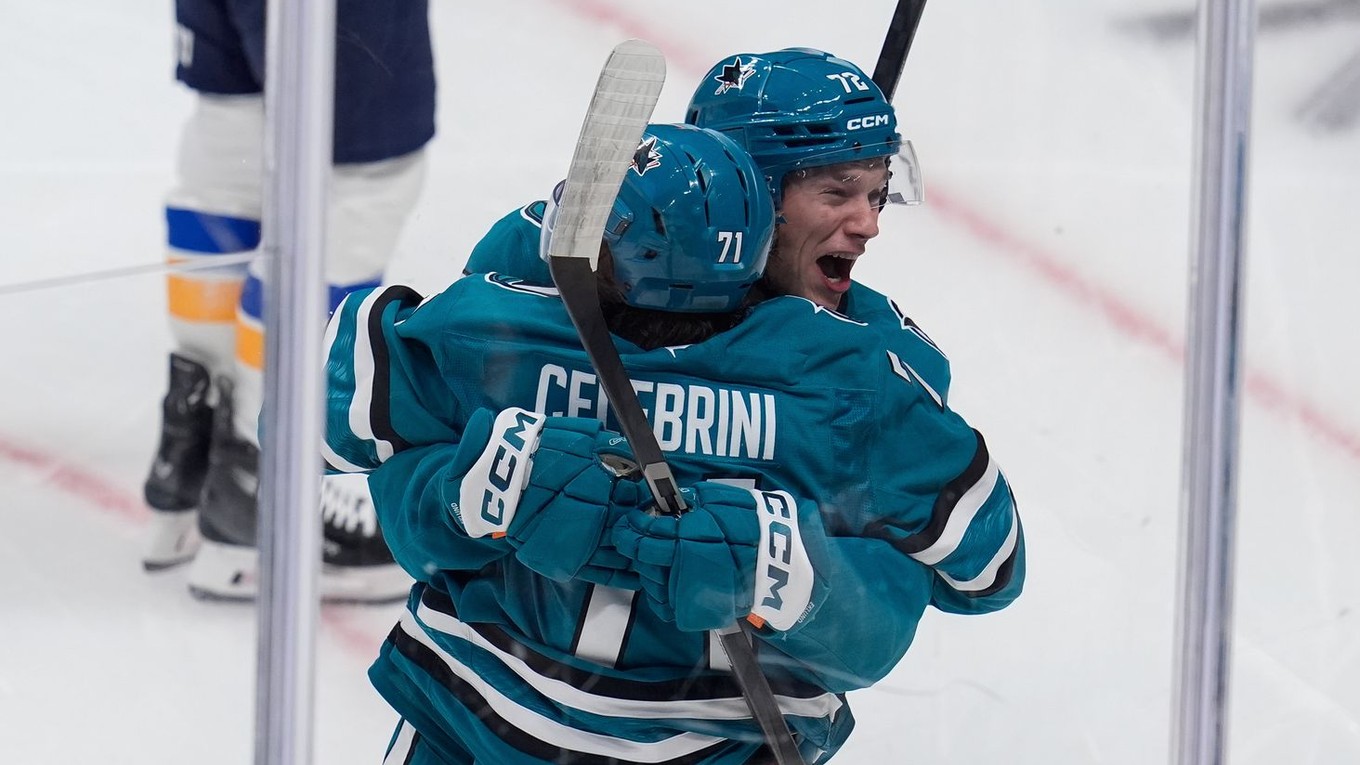 Macklin Celebrini a William Eklund oslavujú.