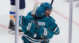 Macklin Celebrini a William Eklund oslavujú.