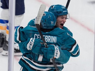 Macklin Celebrini a William Eklund oslavujú.