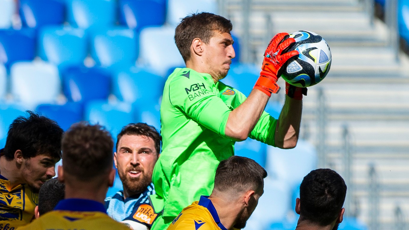Brankár FC DAC Dunajská Streda Aleksandar Popovič počas zápasu 5. kola nadstavby Niké ligy o titul 2023/24 ŠK Slovan Bratislava - FC DAC 1904 Dunajská Streda