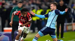 Zľava Samuel Chukwueze (AC Miláno) a Jurij Medveděv (Slovan).