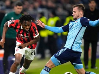 Zľava Samuel Chukwueze (AC Miláno) a Jurij Medveděv (Slovan).