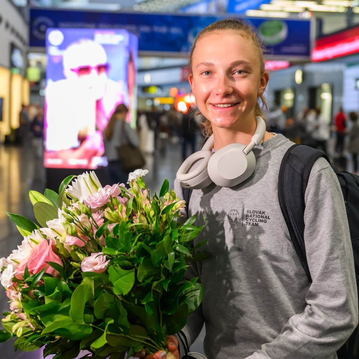 Viktória Chladoňová pózuje s kvetmi na letisku Schwechat vo Viedni.