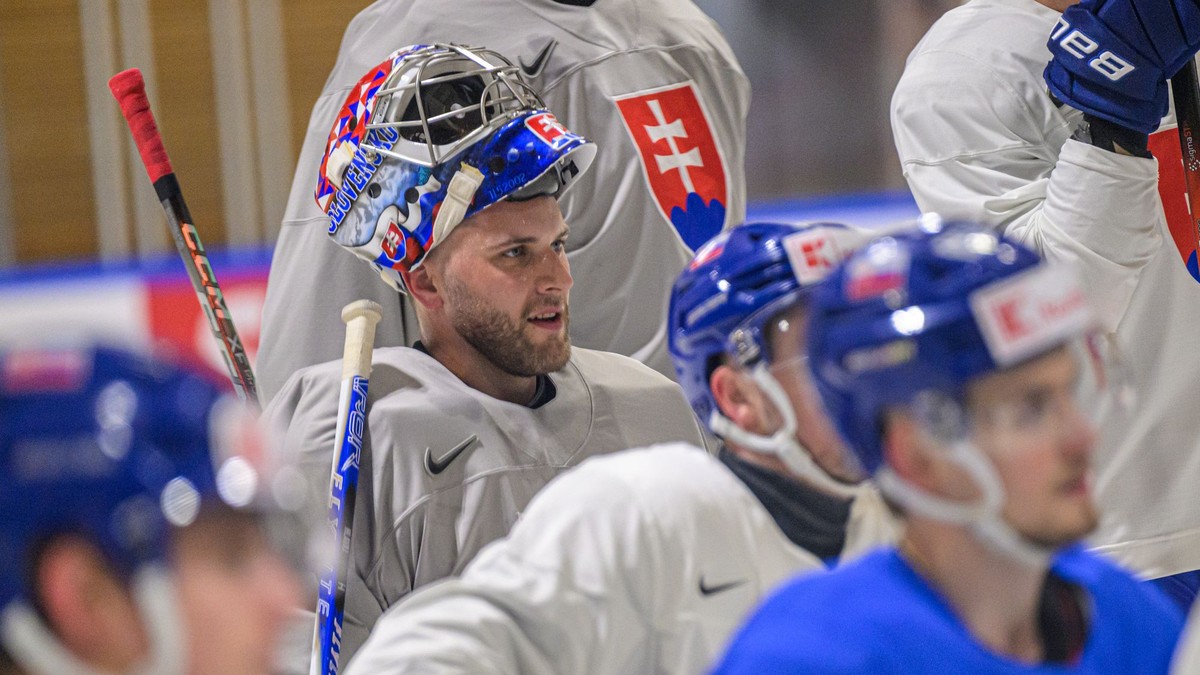 Brankár Samuel Hlavaj počas tréningu slovenskej hokejovej reprezentácie na MS v hokeji 2026.