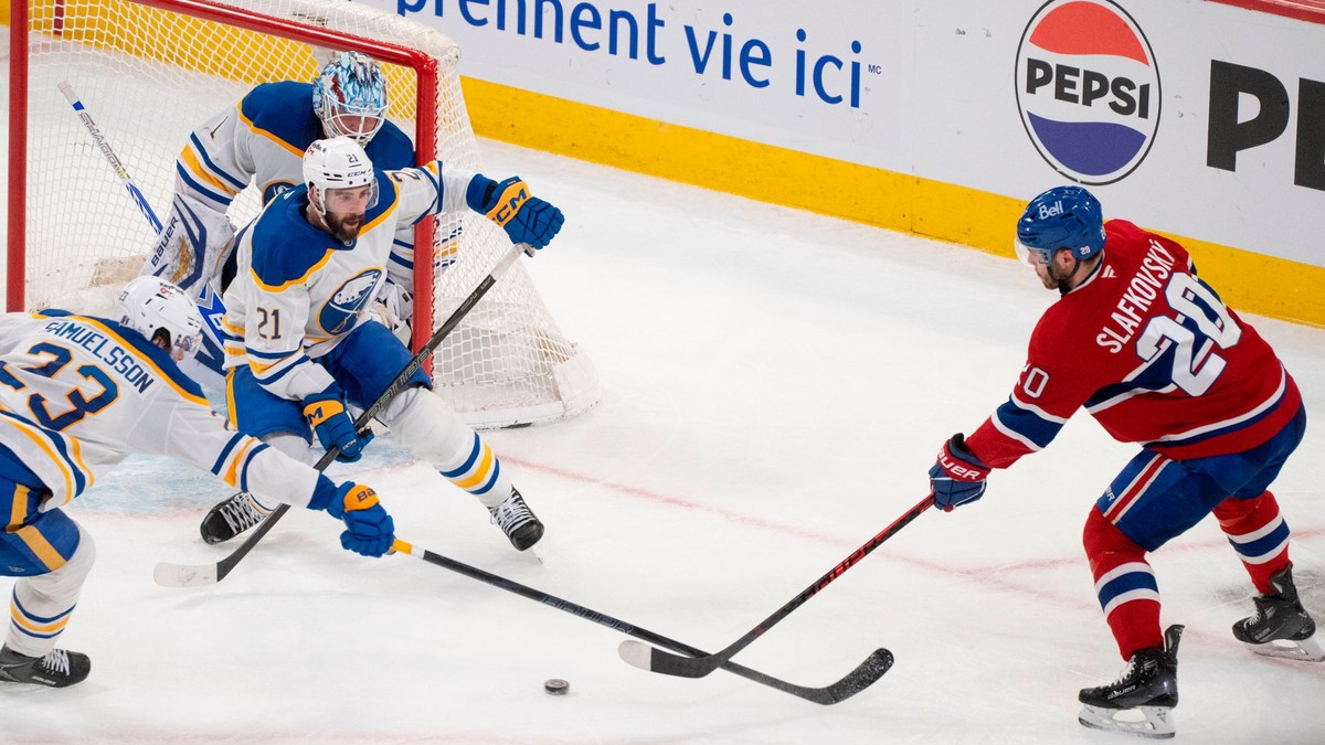 Slovenský hokejista v drese Montrealu Canadiens Juraj Slafkovský (20) a hráči Buffala Sabres Conor Timmins (21), Mattias Samuelsson (23) a brankár Ukko-Pekka Luukkonen (1).