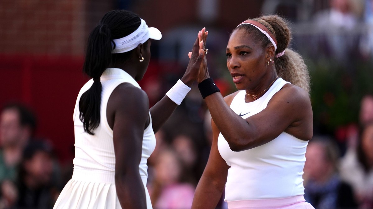 Americko-kanadská dvojica Serena Williamsová (vpravo) a Victoria Mboková