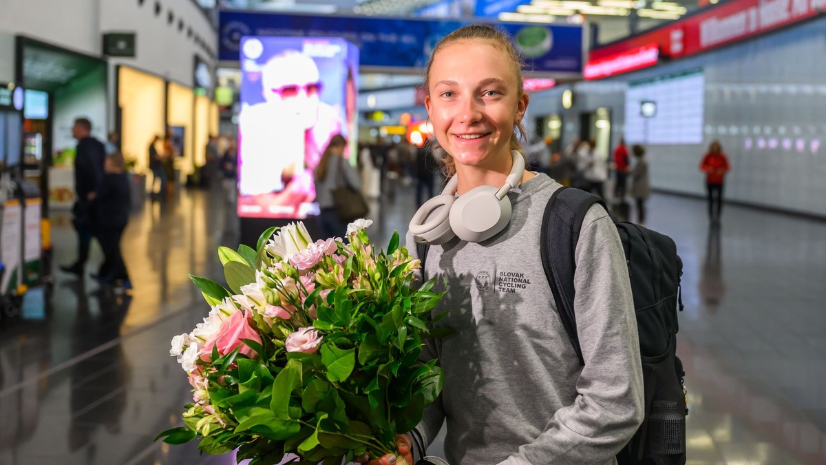 Viktória Chladoňová pózuje s kvetmi na letisku Schwechat vo Viedni.