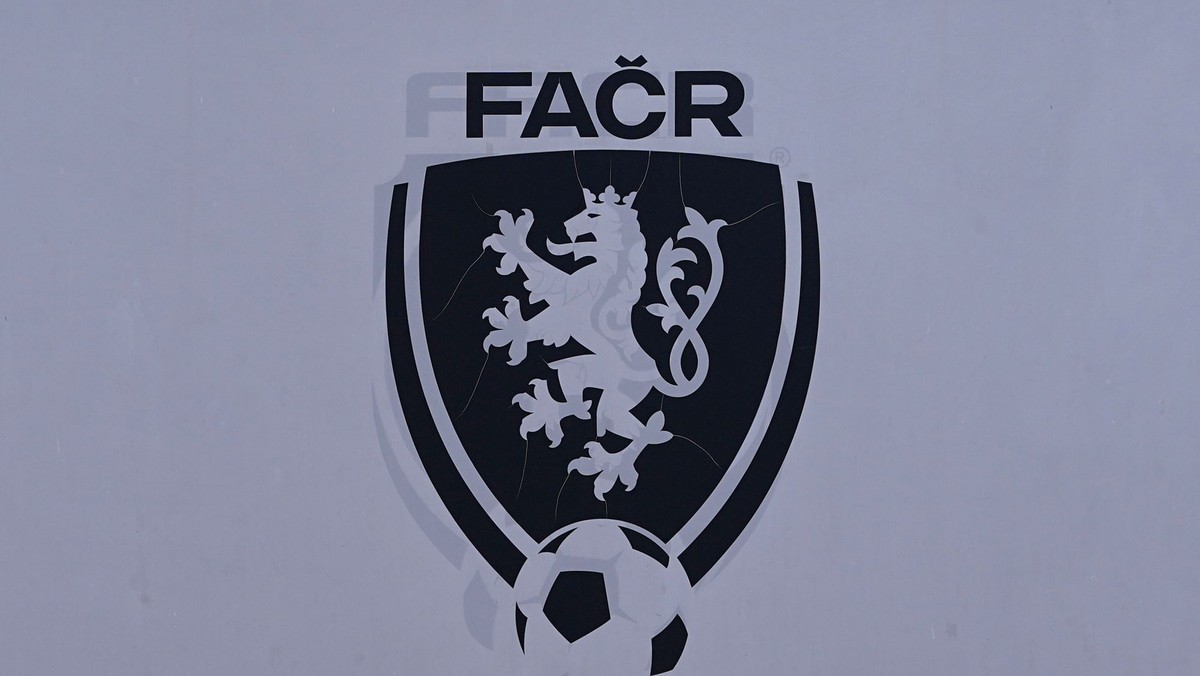 Na snímke logo Futbalovej asociácie Českej republiky (FAČR) pred sídlom FAČR v Prahe.